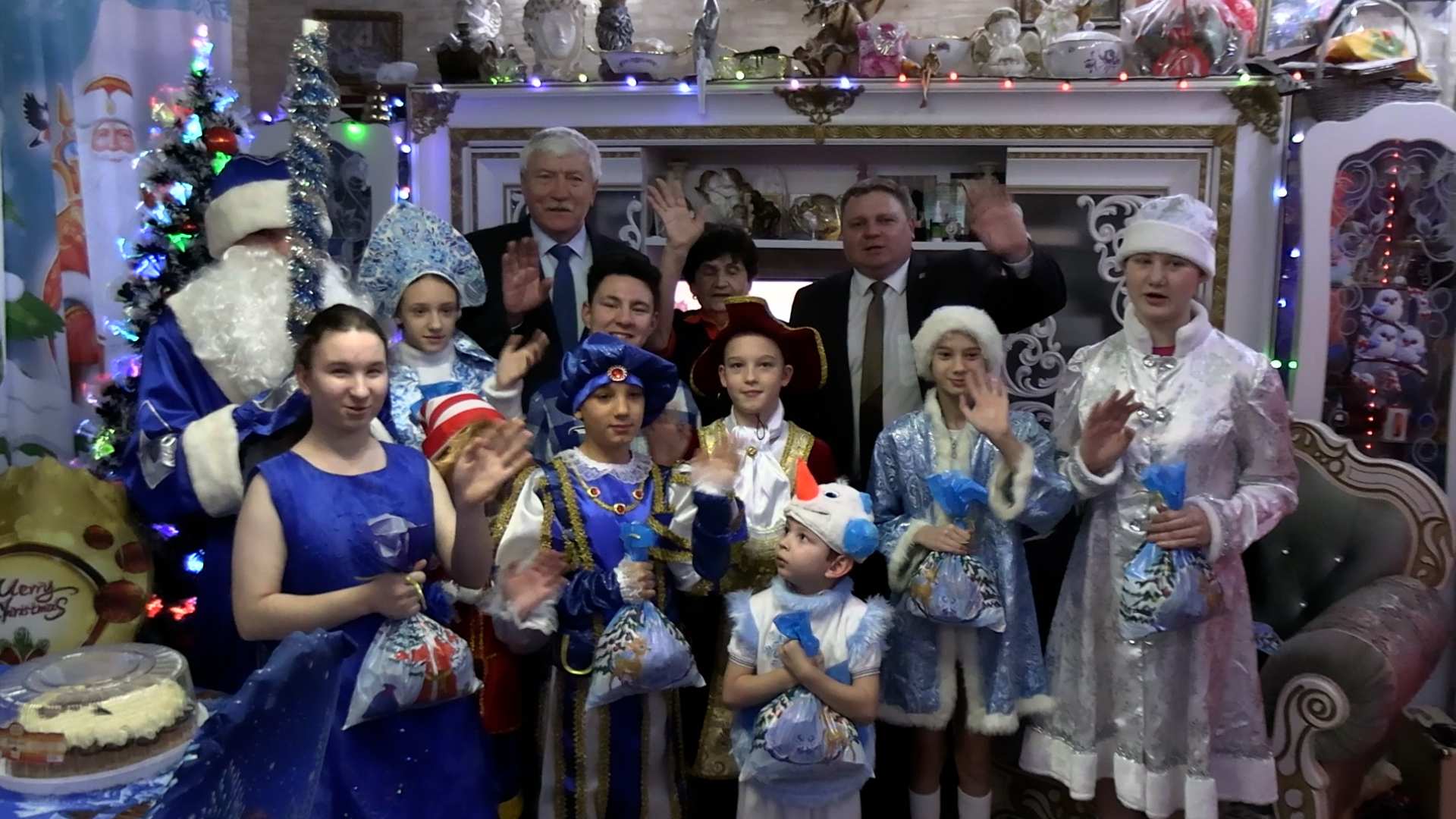 Поздравления с Новым годом и подарки от заместителя председателя Законодательного Собрания  Ростовской области Вячеслава Василенко