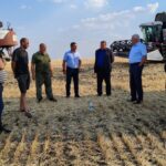 У  миллеровских аграриев жаркая уборочная пора.  ООО «Агродон» посетили представители руководства области и района.