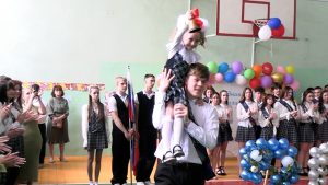 «Последний звонок» прозвенел в школах Миллеровского района. Репортаж из гимназии №1