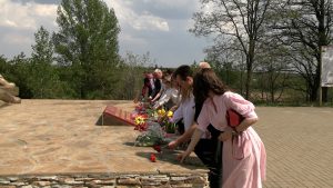 Чтим! Помним! Гордимся!  В честь 81-й годовщины  Победы миллеровцы возложили цветы у памятных мест города