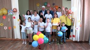 Здравствуй, лето! Вячеслав Василенко и Олег Коваленко поздравили детей с праздником.