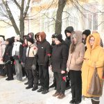 Память в сердцах, цветы у пьедестала