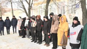 Память в сердцах, цветы у пьедестала