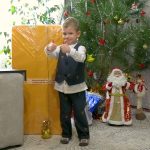 «Ёлка желаний». Заместитель министра культуры РО Евгений Кондрашев вручил подарок 4-летнему Степану Чирскому