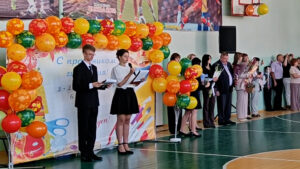 С праздником, гимназия! Репортаж о торжественной линейке в День знаний.